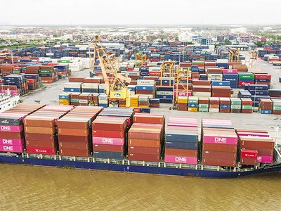 Dòng chảy thương mại quốc tế đang bị ảnh hưởng nặng nề bởi chính sách thuế quan mới của Mỹ. Ảnh: Đức Thanh 