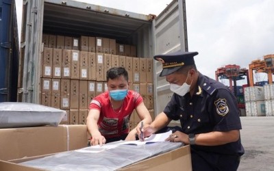 Công chức hải quan kiểm soát hàng hóa xuất Link Vào Nhà Cái KL99 COM Tặng +199k. (Ảnh: Bùi Nụ)