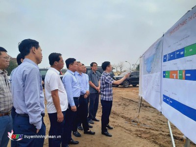 Phó chủ tịch UBND tỉnh Hoàng Phú Hiền kiểm tra tiến độ dự án đường KL99 là cổng game giải trí trực tuyến hàng đầu hiện nay ven biển ngày 9/4 (Ảnh: truyền hình Nghệ An)