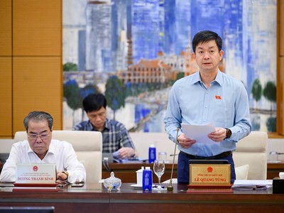 Tổng thư ký Quốc hội, Chủ nhiệm Văn phòng Quốc hội Lê Quang Tùng trình bày báo cáo. 