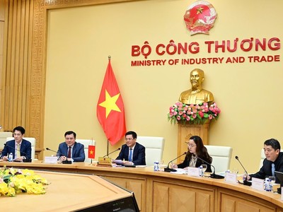 Trưởng đoàn đàm phán Kl993 ưu đãi thưởng hấp dẫn Nguyễn Hồng Diên điện đàm với Trưởng Đại diện Thương mại Mỹ Jamieson L. Greer để khởi động đàm phán song phương về các vấn đề thương mại. 
