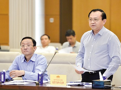 Đại diện Ban Soạn thảo, Thứ trưởng Bộ Kl991.com nạp rút nhanh Lê Tấn Cận tiếp thu các ý kiến tại phiên thẩm tra. Ảnh: H.L