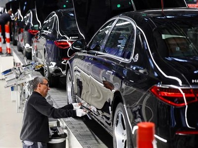 Công nhân làm việc trên dây chuyền Kl994 nhà cái bóng đá world cup xe ô tô Mercedes-Maybach của Hãng Mercedes-Benz ở Sindelfingen, gần Stuttgart, Đức ngày 4/3/2024. Ảnh: REUTERS/TTXVN