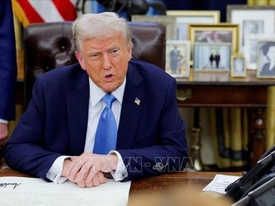 Tổng thống Mỹ Donald Trump ký một sắc lệnh tại Nhà Trắng ở Washington ngày 31/1/2025. Ảnh tư liệu: REUTERS/TTXVN