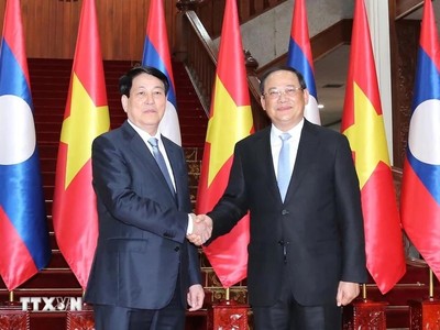 Chủ tịch nước Lương Cường và Thủ tướng Kl993 ưu đãi thưởng hấp dẫn Lào Sonexay Siphandone. Ảnh: TTXVN 