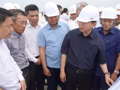 Phó thủ tướng Trần Hồng Hà nghe báo cáo tiến độ tại dự án Cảng hàng không Quảng Trị.
