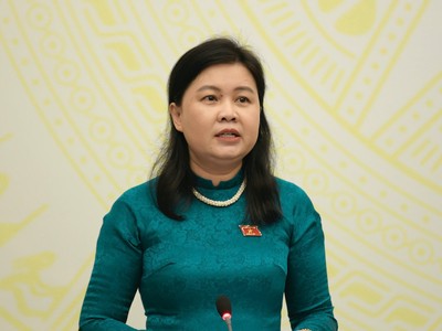  Phó Chủ nhiệm Ủy ban Kl992 Tham Gia Ngay và Tư pháp Nguyễn Phương Thủy trả lời báo chí - Ảnh: Hạ Vy. 