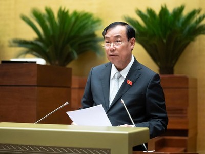 Chủ nhiệm Ủy ban Quốc phòng, An ninh và Đối ngoại của Quốc hội Lê Tấn Tới trình bày báo cáo thẩm tra. 