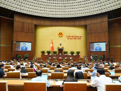 Quốc hội nghe tờ trình dự thảo Nghị quyết sửa đổi, bổ sung một số điều của Hiến pháp năm 2013. 