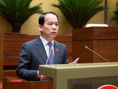 Chủ nhiệm Uỷ ban Kl992 Tham Gia Ngay và Tư pháp Hoàng Thanh Tùng trình bày báo cáo thẩm tra. 
