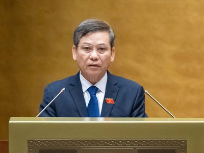 Chánh án Tòa án Nhân dân Tối cao Lê Minh Trí trình bày tờ trình dự án luật. 