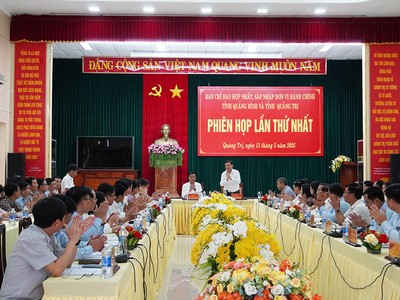 Ông Lê Ngọc Quang, Bí thư Tỉnh uỷ Quảng Bình và ông Nguyễn Long Hải, Bí thư Tỉnh uỷ Quảng Trị đồng chủ trì phiên họp. Ảnh: Mỹ Hạnh