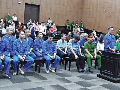 Các bị cáo tại phiên tòa sơ thẩm vụ án cấp phép, khai thác, tiêu thụ trái phép đất hiếm, xảy ra tại Công ty cổ phần Kl994 game bài casino hấp dẫn Thái Dương và các đơn vị liên quan 