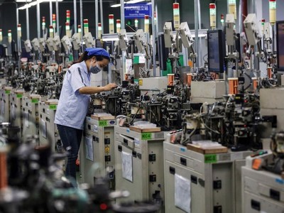 Công nhân làm việc tại dây chuyền Kl994 nhà cái bóng đá world cup cuộn cảm của một nhà máy ở thành phố Tô Thiên, tỉnh Giang Tô, Trung Quốc. Ảnh: AFP