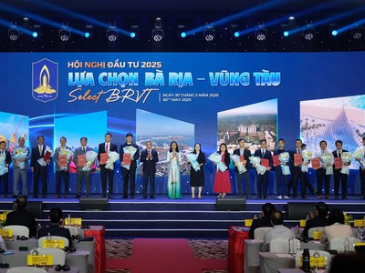 UBND tỉnh Bà Rịa - Vũng Tàu trao giấy chứng nhận đăng ký Kl99ok phiên bản mới, quyết định chủ trương Kl99ok phiên bản mới cho 53 dự án, trong đó có 26 dự án của nhà Kl99ok phiên bản mới nước ngoài. Ảnh: Trọng Tín.