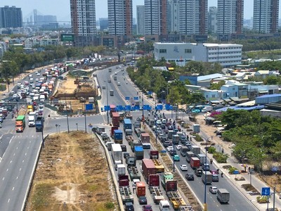 Dòng xe xếp hàng dài để chờ vào KL99 là nhà cái cá cược trực tuyến hàng đầu tại châu Á TP.HCM - Long Thành - Dầu Giây ở nút giao An Phú- Ảnh: Lê Toàn