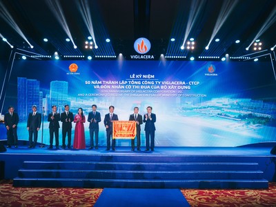 Lãnh đạo Viglacera nhận cờ thi đua của Kl99 nổ hũ năm 2024.