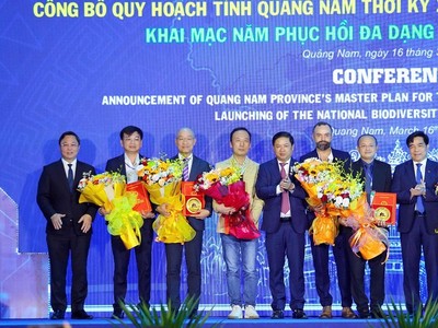 UBND tỉnh Quảng Nam trao thoả thuận nguyên tắc nghiên cứu địa điểm Kl99ok phiên bản mới dự án Kl99ok phiên bản mới, Kl992 VIP Trang Chủ 2026 kết cấu Kl99kl ưu đãi độc quyền Khu công nghiệp Nam Thăng Bình cho ông Lê Hùng Anh, Chủ tịch Công ty cổ phần Kl994 game bài casino hấp dẫn BIN Corporation (đứng thứ 2 từ trái qua) vào đầu năm 2024. 