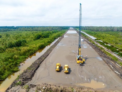 Thi công Dự án đường Vành đai 3, TP.HCM đoạn qua huyện Củ Chi - Ảnh: Lê Anh 