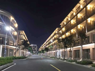 Nguyên nhân khiến shophouse đối mặt với thực tế khó khăn là do kém thu hút các thương hiệu bán lẻ chuyên nghiệp, tỷ lệ lấp đầy thấp và mô hình vận hành thiếu tính ổn định. Ảnh minh họa: Internet.