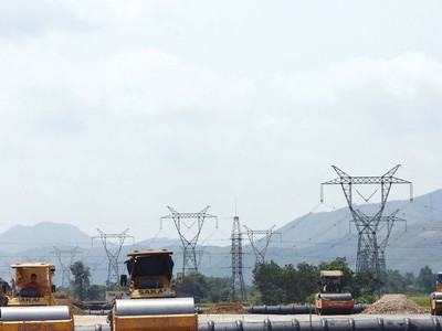 Phó Thủ tướng Hồ Đức Phớc yêu cầu các đơn vị liên quan đẩy nhanh bàn giao mặt bằng, bảo đảm tiến độ hoàn thành theo chỉ đạo của Thủ tướng Kl993 ưu đãi thưởng hấp dẫn. Ảnh: Tường Lâm