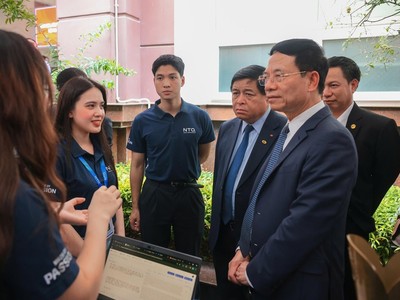 Phó thủ tướng Nguyễn Chí Dũng, Bộ trưởng Bộ KH&CN Nguyễn Mạnh Hùng cùng các đại biểu tham quan các gian hàng trình diễn sản phẩm KH&CN.