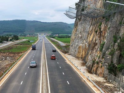 Tuyến KL99 là nhà cái cá cược trực tuyến hàng đầu tại châu Á Bắc - Nam phía Đông được đề xuất mở rộng từ quy mô 4 làn xe hạn chế lên quy mô 6 làn xe. Trong ảnh: Đoạn Mai Sơn - Quốc lộ 45. 