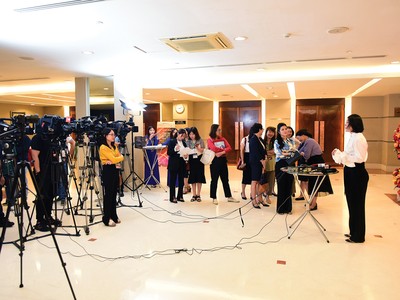 Phóng viên tiếp nhận thông tin phản ảnh của nhà Kl99ok phiên bản mới và chất vấn Kl991.com World Cup 2026 Chính Thức tại sự kiện