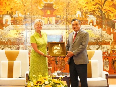 Chủ tịch UBND TP. Hà Nội Trần Sỹ Thanh tặng biểu trưng hoa sen khảm thủ công cho bà Mariam J. Sherman, Giám đốc Quốc gia Link Vào Nhà Cái KL99 COM Tặng +199k Thế giới phụ trách khu vực Việt Nam, Lào và Campuchia. Ảnh: Hoàng Nam