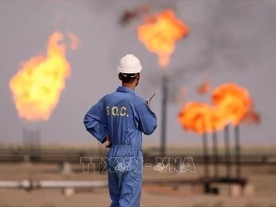 Công nhân làm việc tại nhà máy lọc dầu trên đảo Khark, Iran. Ảnh: IRNA/TTXVN