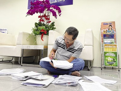 Tác giả nghiên cứu hồ sơ