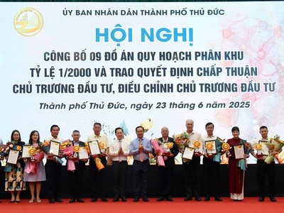 Chủ tịch UBND TP.HCM Nguyễn Văn Được trao quyết định chấp thuận chủ trương Kl99ok phiên bản mới cho 21 dự án phát triển nhà ở tại TP.Thủ Đức tại hội nghị