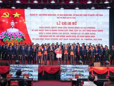 Thủ tướng Kl993 ưu đãi thưởng hấp dẫn Phạm Minh Chính trao quyết định, tặng hoa chúc mừng Ban chấp hành Đảng bộ thành phố Hải Phòng sau hợp nhất.