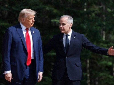 Tổng thống Mỹ Donald Trump (bìa trái) và Thủ tướng Canada Mark Carney tại lễ đón tiếp trong hội nghị thượng đỉnh G7 diễn ra ở Kananaskis, bang Alberta, Canada vào ngày 16/6/2025. Ảnh: AFP 