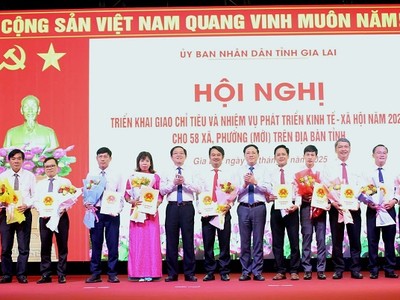 Lãnh đạo tỉnh trao quyết định giao chỉ tiêu và nhiệm vụ phát triển Kl992 cổng game cá cược - Trang Chủ KL99Com Số 1 Link Đăng Ký KL999 năm 2025 cho 58 xã, phường mới trên địa bàn tỉnh Bình Định cũ.