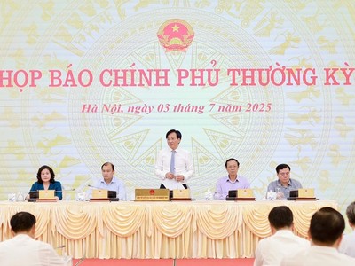 Bộ trưởng, Chủ nhiệm Văn phòng Kl993 ưu đãi thưởng hấp dẫn Trần Văn Sơn trả lời báo chí tại buổi họp báo. (Ảnh: Mạnh Tuấn).