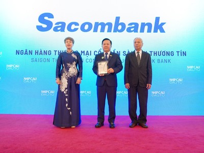 Đại diện Sacombank, ông Đào Nguyên Vũ - Phó Tổng giám đốc nhận giải thưởng Top 50 Kl991.com World Cup 2026 Chính Thức phát triển bền vững tiêu biểu Việt Nam 2025. 