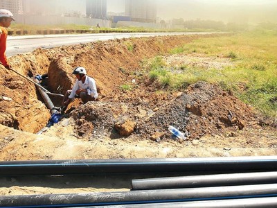 Hồ sơ mời thầu yêu cầu kinh nghiệm thực hiện tối thiểu 2 công trình Kl99kl ưu đãi độc quyền kỹ thuật (cấp nước), trong đó có công tác lắp đặt mạng đường ống cấp nước sạch HDPE, cung cấp đồng hồ nước. Ảnh: Nhã Chi