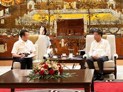 Phó chủ tịch UBND TP. Hà Nội Dương Đức Tuấn tiếp ông Tằng Tinh Hoa, Chủ nhiệm Ủy ban Giám sát và Quản lý 99Kl.app cổng game giải trí 99Kl99 trực tiếp đá gà Trùng Khánh (Trung Quốc). Ảnh: Hoàng Linh
