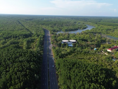 Dự kiến tuyến metro đến Cần Giờ sẽ đi dọc tuyến đường Rừng Sác hiện nay. Ảnh: Lê Anh.
