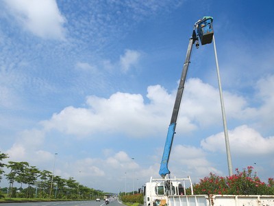 Gói thầu số 24 Thi công xây dựng điện chiếu sáng thuộc Dự án Kl99ok phiên bản mới xây dựng tuyến đường bộ ven biển, đoạn qua tỉnh Ninh Bình (giai đoạn I) thuộc lĩnh vực thi công lắp đặt thiết bị điện. Ảnh minh họa: Nhã Chi