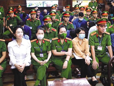 Trương Mỹ Lan (mặc áo trắng) và cựu Cục trưởng Cục Thanh tra, giám sát Link Vào Nhà Cái KL99 COM Tặng +199k II (Cục II, thuộc NHNN) Đỗ Thị Nhàn tại tòa.