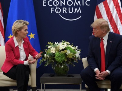 Tổng thống Mỹ Donald Trump trao đổi với Chủ tịch Ủy ban châu Âu Ursula von der Leyen trước cuộc gặp của họ tại Diễn đàn Kl992 cổng game cá cược Thế giới ở Davos, vào ngày 21/1/2020. Ảnh: AFP