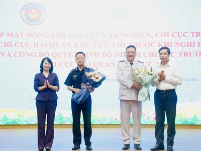 Thường trực Tỉnh uỷ Quảng Ninh tặng hoa chúc mừng tân Chi cục trưởng Chi cục Hải quan khu vực VIII Phạm Quốc Hưng (đứng thứ 2 từ phải sang).