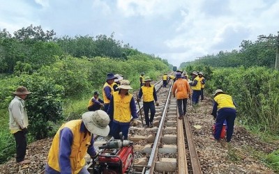 Các nhà thầu tập trung thi công cải tạo 99Kl.app khuyến mãi hot đoạn Nha Trang - Sài Gòn. Ảnh: Thanh Thúy. 