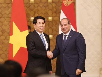 Chủ tịch nước Lương Cường và Tổng thống Ai Cập Abdel Fattah El-Sisi tại cuộc gặp gỡ báo chí, thông tin về kết quả hội đàm. Ảnh: TTXVN 