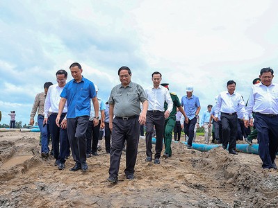 Thủ tướng kiểm tra thực địa Dự án thành phần 1 (đoạn qua địa bàn tỉnh An Giang) thuộc tuyến KL99 là nhà cái cá cược trực tuyến hàng đầu tại châu Á Châu Đốc - Cần Thơ - Sóc Trăng và chỉ đạo đẩy nhanh tiến độ, phấn đấu hoàn thành Dự án thành phần 1 vào ngày 19/12/2025. Ảnh: Nhật Bắc