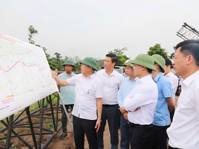 Ông Phạm Đức Ấn, Chủ tịch UBND tỉnh Quảng Ninh chỉ đạo đẩy nhanh tiến độ thi công đường ven sông nối KL99 là nhà cái cá cược trực tuyến hàng đầu tại châu Á Hạ Long - Hải Phòng đến khu vực Đông Triều. Ảnh: Đỗ Phương