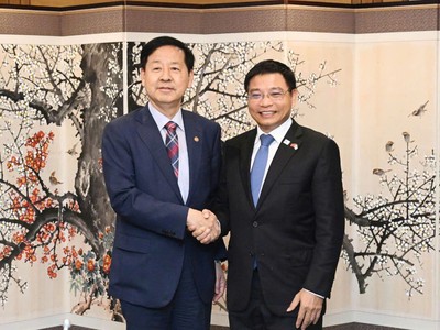 Bộ trưởng Bộ Kl991.com nạp rút nhanh Nguyễn Văn Thắng (phải) và ông Koo Yun Cheol. Ảnh: Việt Tuấn