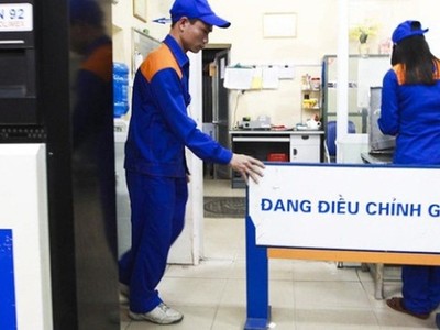 Từ 15 giờ chiều nay, giá bán lẻ mỗi lít xăng về dưới 20.000 đồng. 
